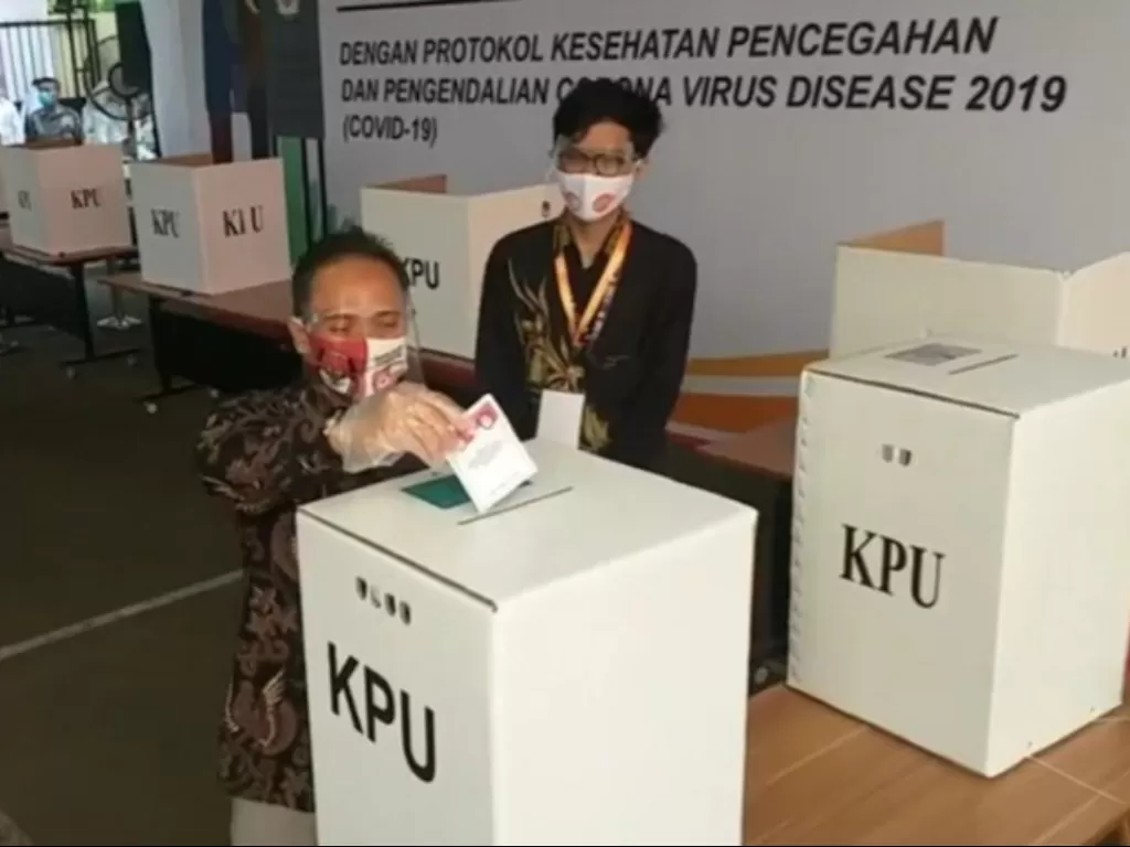 Simulasi pemungutan suara pemilihan serentak dengan protokol COVID-19 yang berlangsung di halaman Kantor KPU RI, Jakarta, Rabu (22/7/2020). (HO-Tangkapan layar Facebook KPU RI)