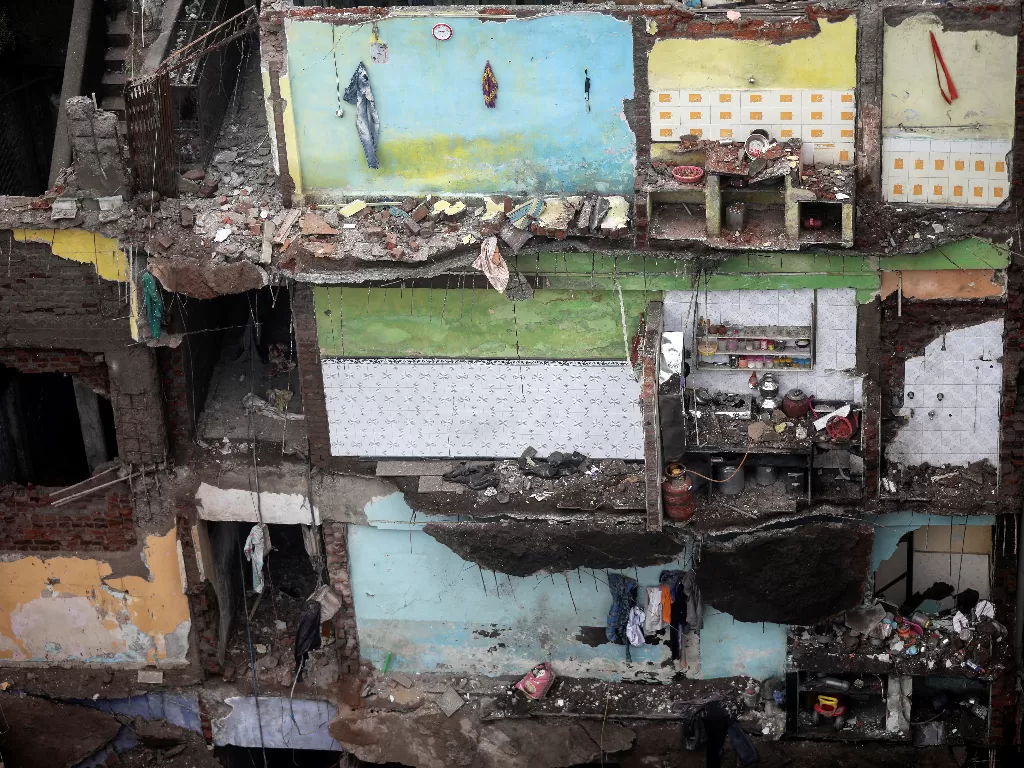 Kamar bangunan yang rusak terlihat setelah sebagian dari bangunan tempat tinggal tiga lantai runtuh di Bhiwandi di pinggiran Mumbai (REUTERS/Francis Mascarenhas)