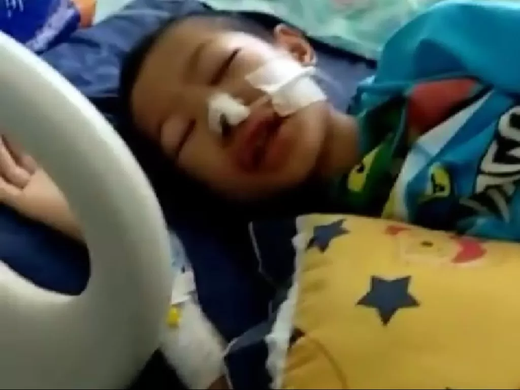 Cuplikan video bocah melantunkan ayat suci Al Quran meski kondisinya tak sadarkan diri akibat sakit. (Facebook Neng Ayu Yasmeen)