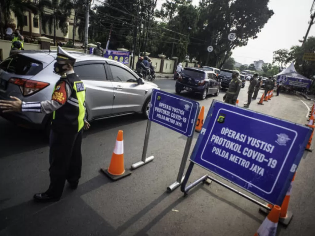 Polantas dan Satpol PP menggelar Operasi Yustisi Protokol Covid-19 di kawasan Pasar Jumat, Jakarta, Senin (14/9/2020). (ANTARA FOTO/Aprillio Akbar)