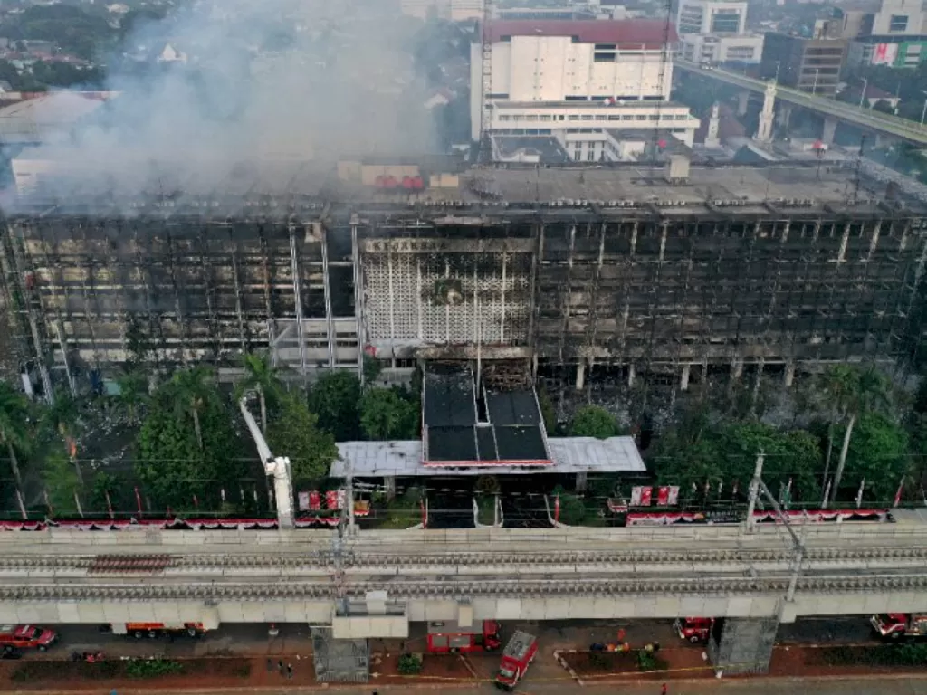 Foto udara gedung utama Kejaksaan Agung yang terbakar di Jakarta, Minggu (23/8/2020). (ANTARA FOTO/Aditya Pradana Putra)