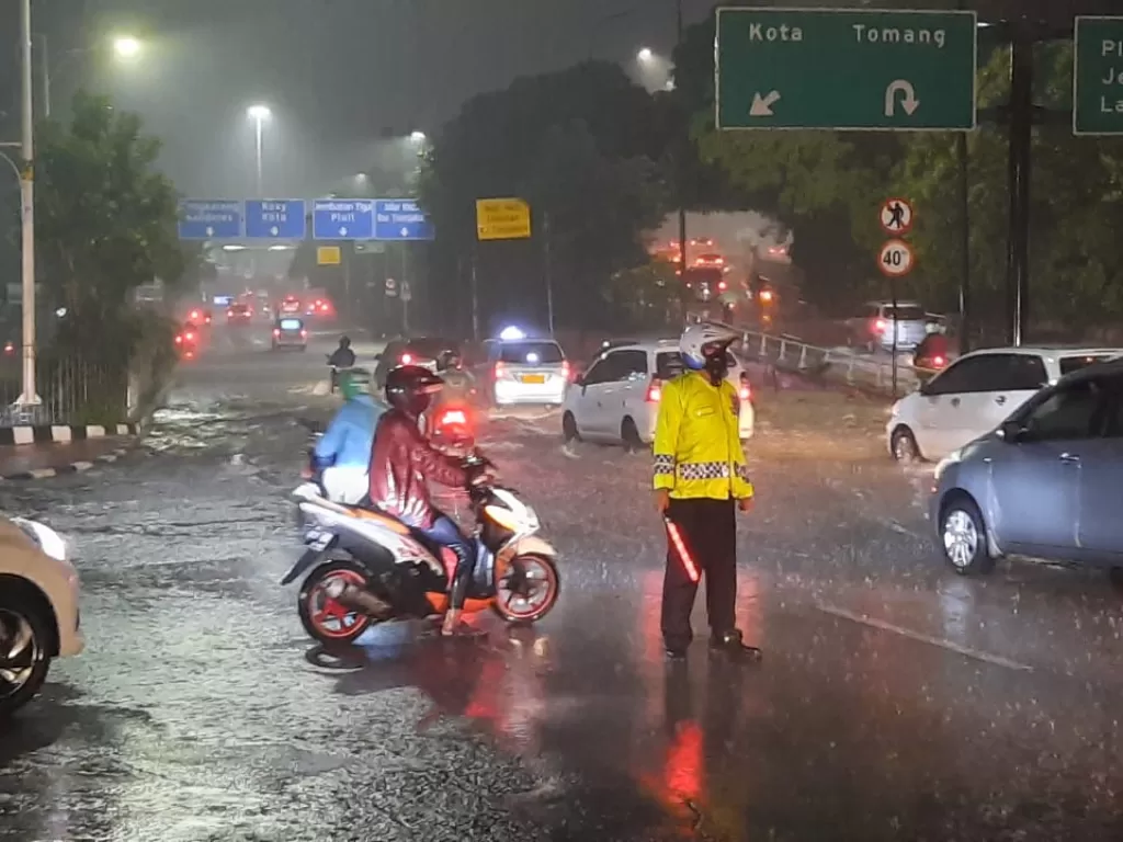 Hujan deras di Grogol, Jakarta Barat, Senin malam (21/9/2020). (Twitter/TMCPoldaMetro)