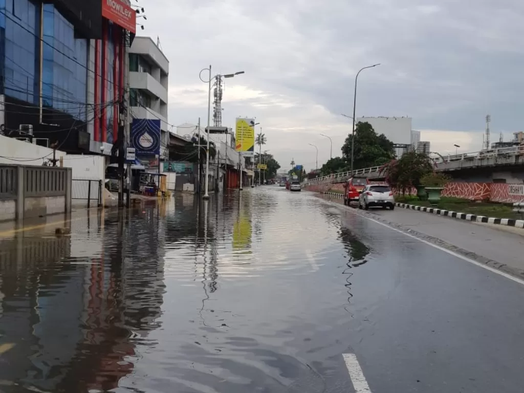 Genangan Air sekitar 15-20 cm di Jl. Satria IV, Grogol, Jakarta Barat, Selasa pagi (22/9/2020). (Twitter/TMCPoldaMetro)