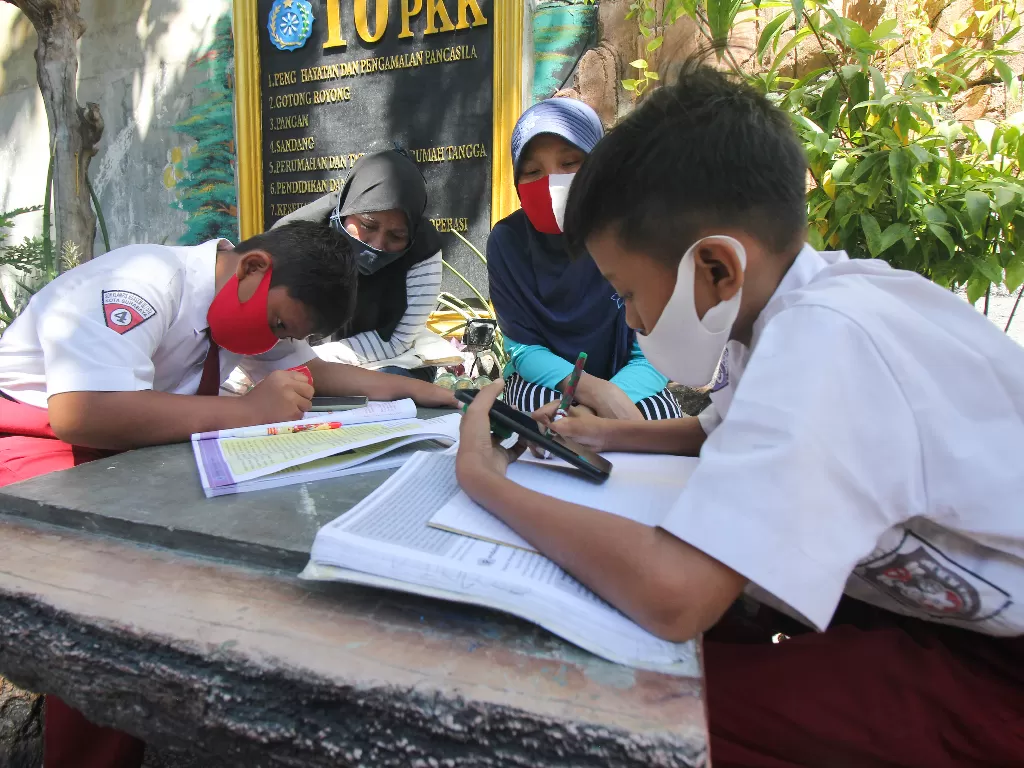 Ilustrasi peserta didik belajar secara online dengan kuota internet. (ANTARA FOTO/Didik Suhartono/hp).