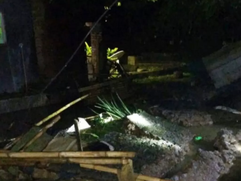 Anggota BPBD memeriksa tempat kejadian bencana di Pamijahan, Kabupaten Bogor, Jawa Barat, Senin (21/9/2020) malam. (ANTARA/HO/BPBD Kabupaten Bogor)