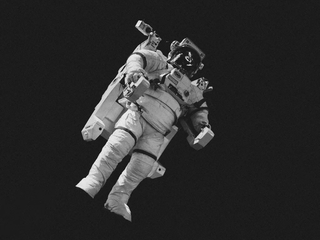 Ilustrasi astronot di luar angkasa. (Unsplash/@sushioutlaw)