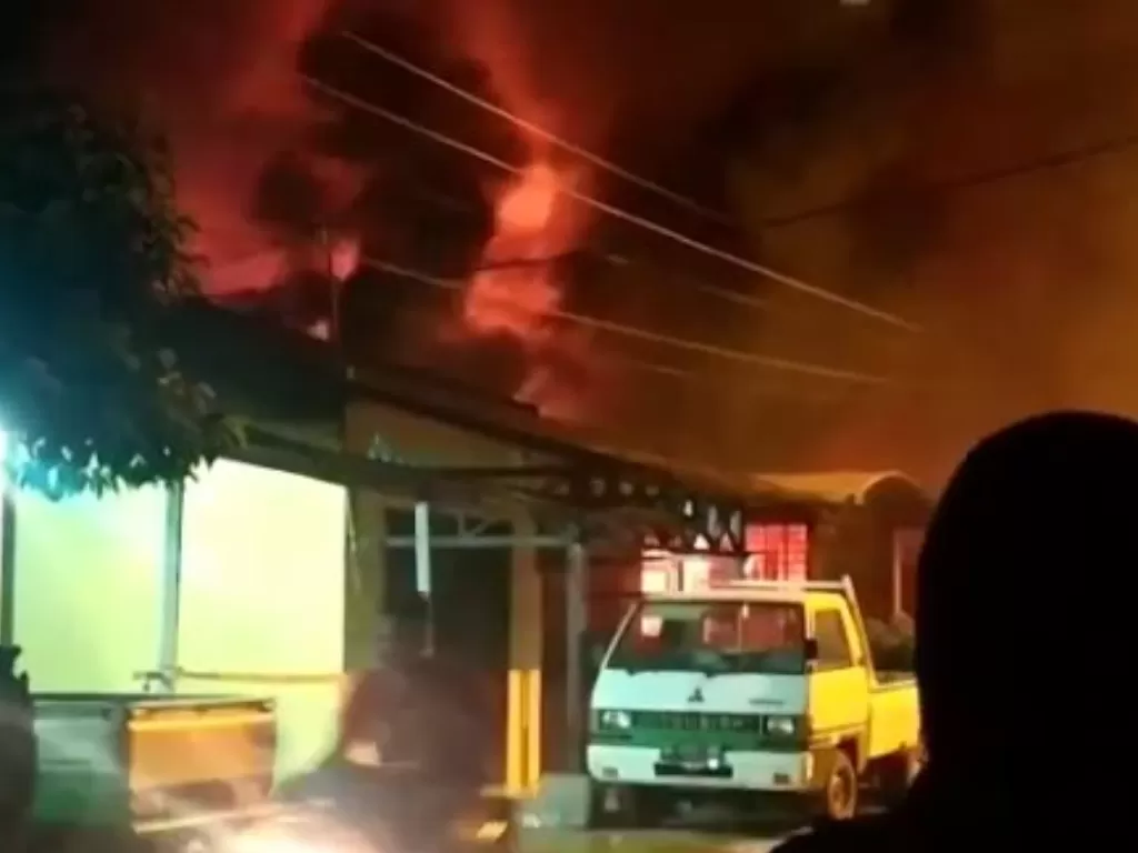 Kebakaran yang terjadi di sebuah rumah di Jalan Tombak, Sidorejo Hilir, Kecamatan Medan Tembung, Medan, Senin malam (21/9) sekira pukul 21.00 WIB. (Tangkapan layar/Instagram)