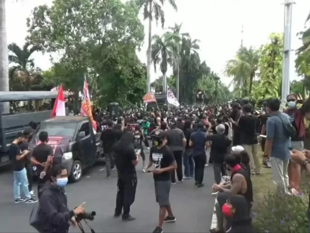   Situasi aksi pendukung Jrx SID di depan Pengadilan Negeri Denpasar, Selasa (22/9/2020). (Photo/Antara/Ayu Khania Pranisitha/2020)