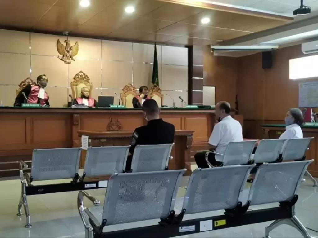   Tiga terdakwa kasus Sunda Empire menjalani sidang di Pengadilan Negeri Bandung. (Photo/ANTARA/Bagus Ahmad Rizaldi)