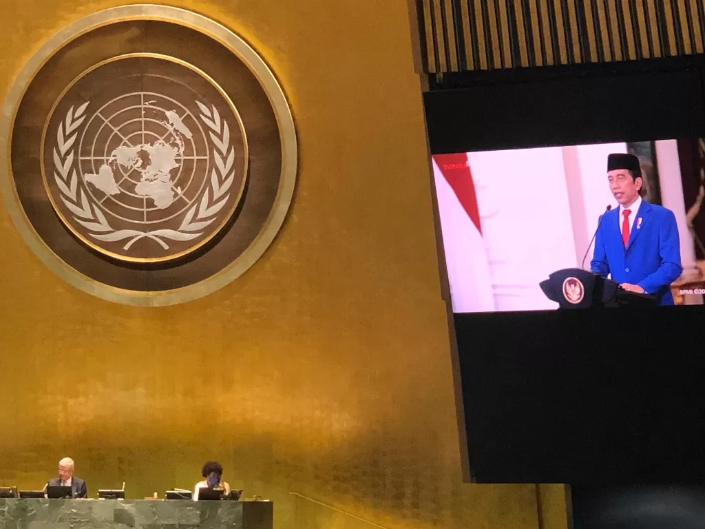 Layar memperlihatkan Presiden Joko Widodo menyampaikan pidato yang telah direkam sebelumnya pada Sidang Majelis Umum ke-75 PBB secara virtual di Markas PBB, New York, Amerika Serikat. (Foto: ANTARA/Kemenlu)