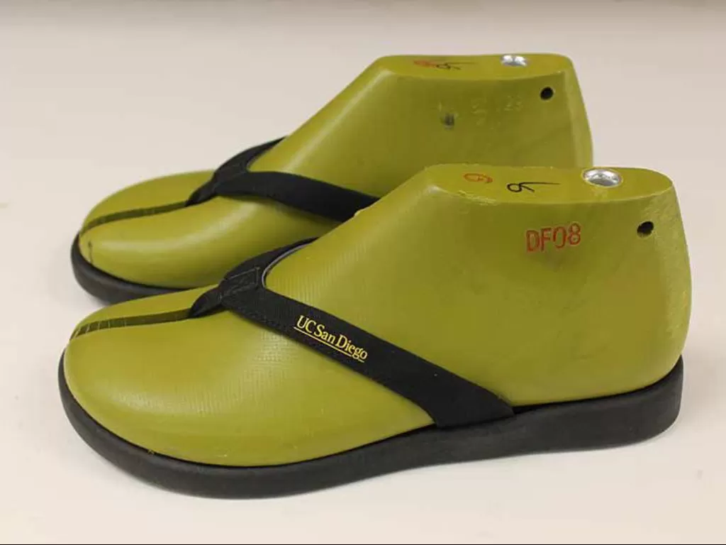 Prototipe sandal jepit biodegradable menggunakan alga. (Stephen Mayfield, UC San Diego)