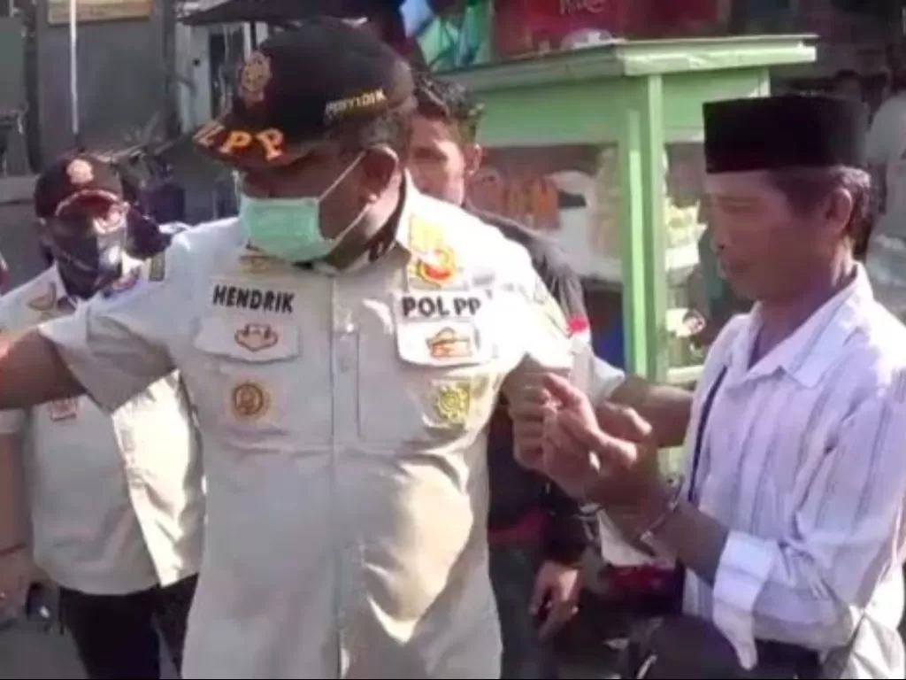 Seorang warga di Bogor diborgol karena tidak memakai masker. (Istimewa)
