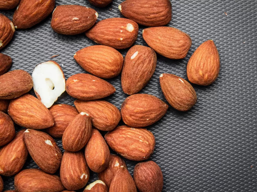 Kacang almond (Unsplash/Louis Hansel)