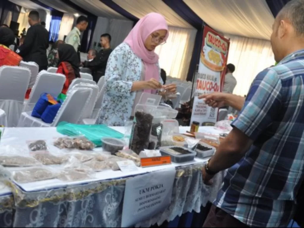 UMKM binaan Disperindag Sumut memperlihatkan produk komoditas pertanian berpotensi ekspor di Medan, Sumatera Utara. (ANTARA/Septianda Perdana)