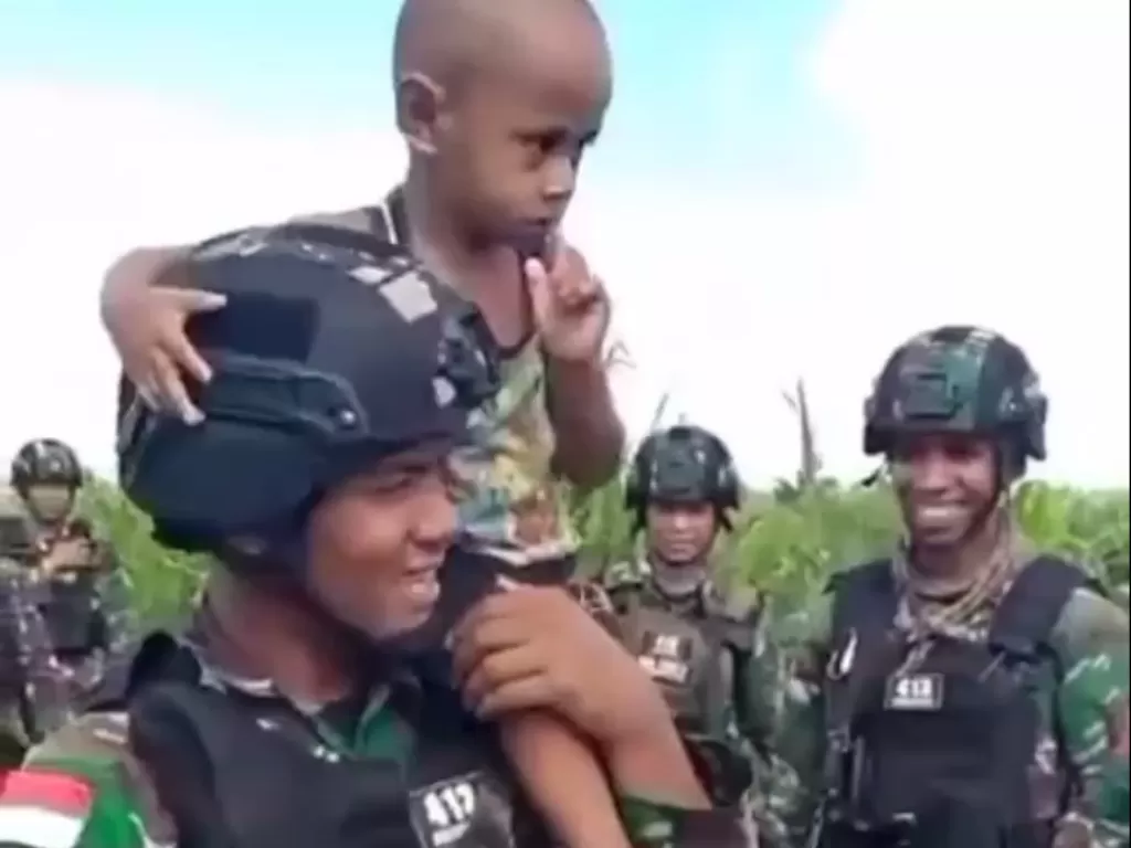 Tentara patroli bersama anak di Papua. (Instagram)