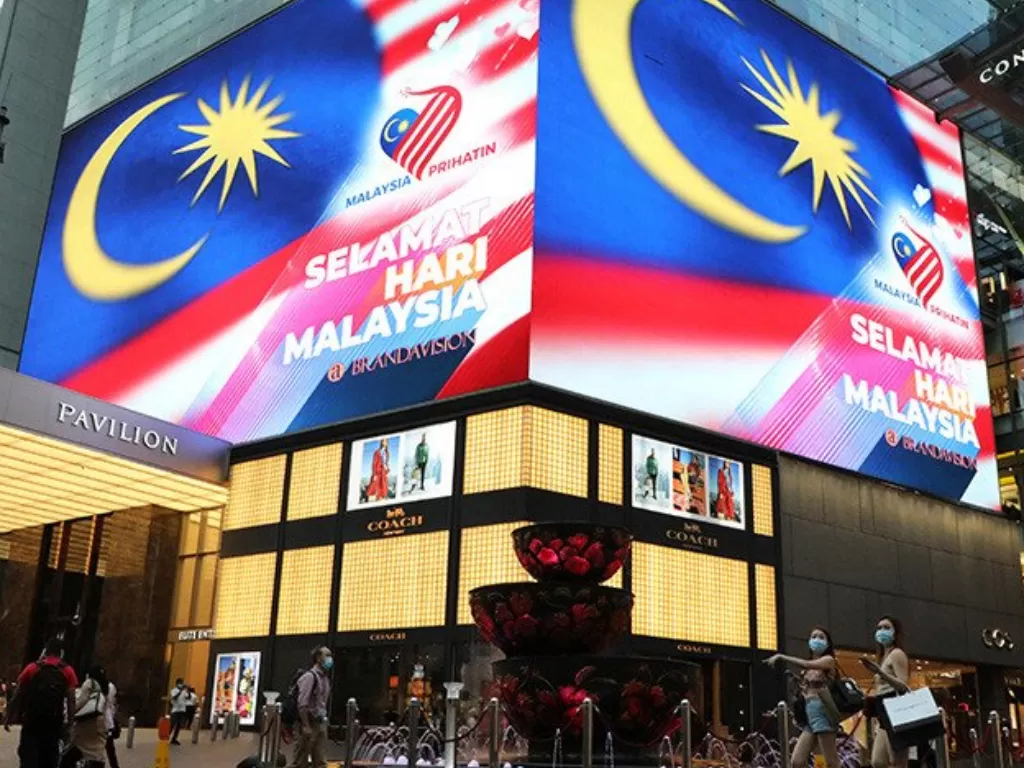 Suasana di area luar pusat perbelanjaan di Kuala Lumpur, Malaysia (8/9/2020). Otoritas memberlakukan biaya karantina Rp16 juta bagi warga asing yang masuk Malaysia. (Photo/REUTERS/Lim Huey Teng)