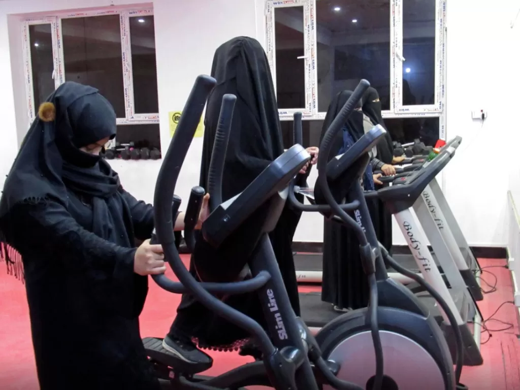 Para wanita di Kandahar, Afghanistan yang mencoba alat gym di fitness center. (REUTERS/Ismail Sameem).
