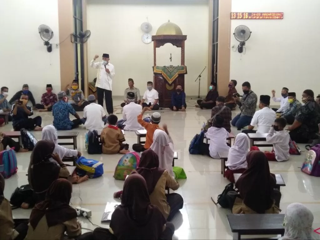  Wali Kota Padang Mahyeldi pada peluncuran Free Net di Masjid Darul Huda Nanggalo di Padang, Kamis. (Photo/ANTARA/Ikhwan Wahyudi) 