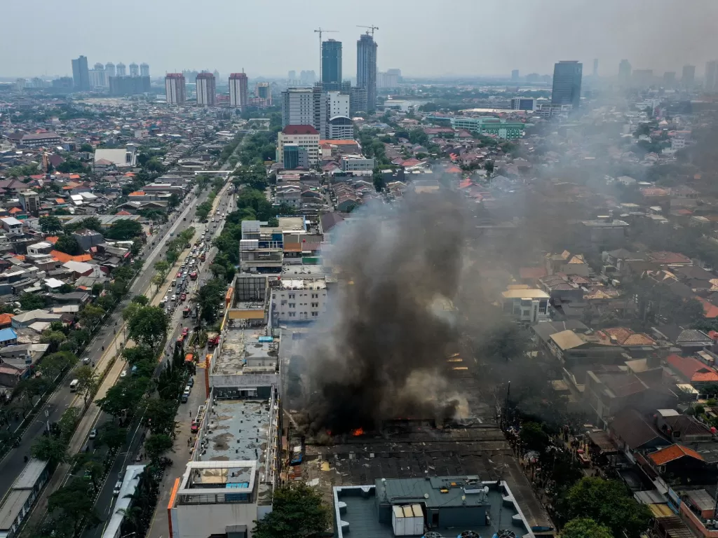 Foto aerial kebakaran Pasar Cempaka Putih di Jakarta Pusat, Kamis (24/9/2020). ANTARA FOTO/Sigid Kurniawan