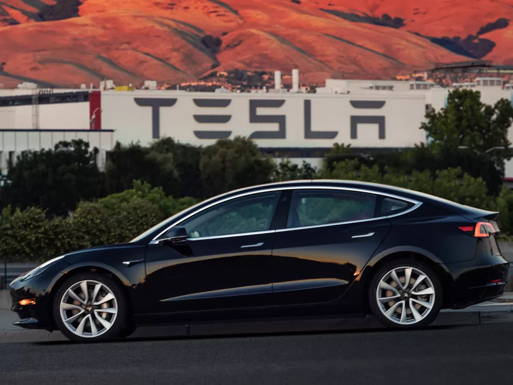 Tampilan mobil Tesla Model 3 di depan pabrik perakitan Tesla (photo/REUTERS/Tesla Motors)