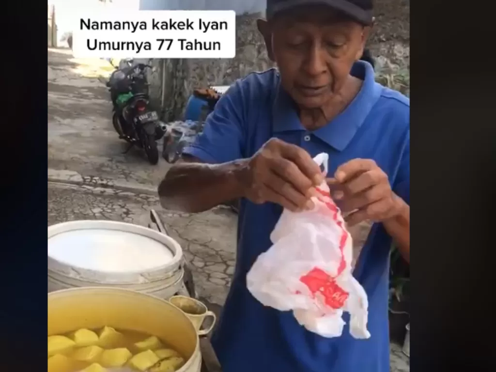 Kakek Iyan pedagang tahu keliling di Bandung Barat (Tiktok)