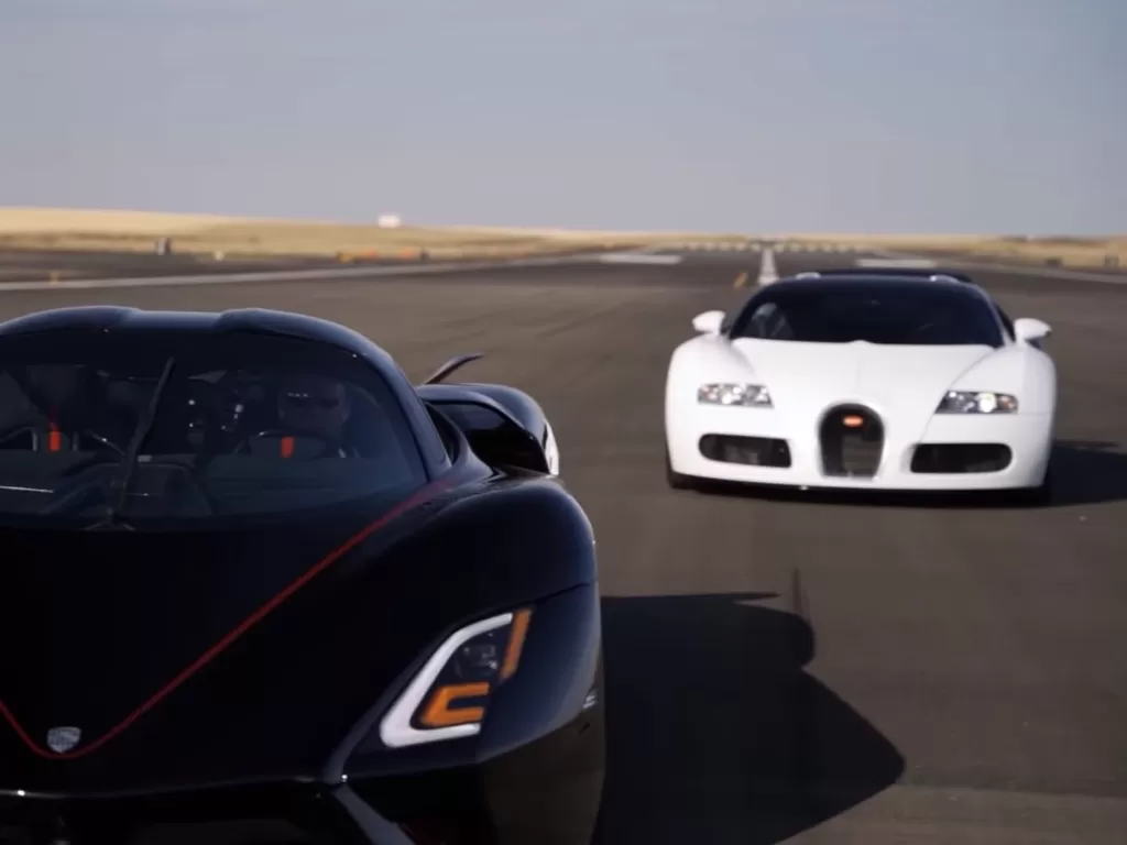 Mobil SSC Tuatara dan Bugatti Veyron (photo/YouTube/TheStradman)