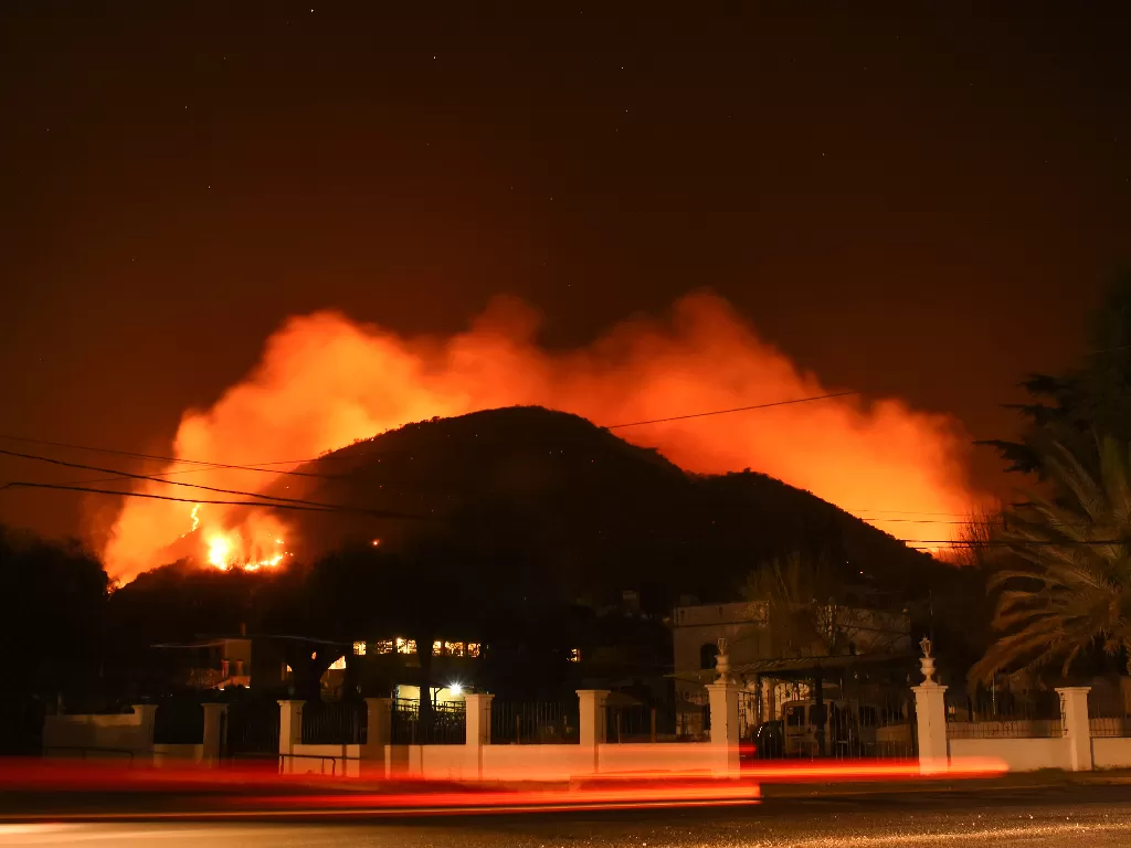 Api membakar di sebuah gunung di San Antonio de Arredondo, di provinsi Cordoba, Argentina (REUTERS/Charly Soto)