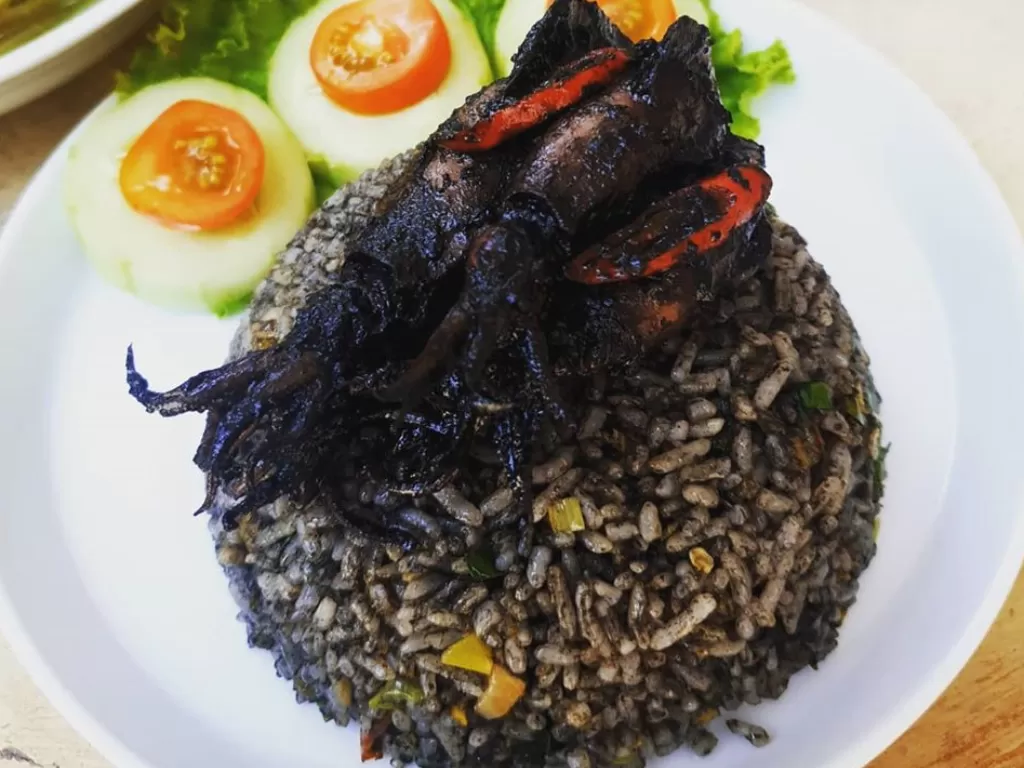 Nasi goreng cumi hitam. (Instagram/@alunafoodgallery)