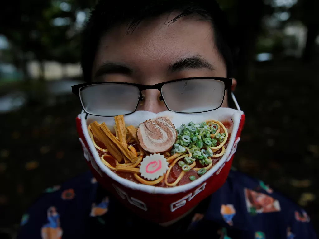 Kacamata desainer Jepang Takahiro Shibata berkabut saat ia mengenakan masker pelindung yang terlihat seperti semangkuk sup mie ramen yang mengepul (REUTERS/Kim Kyung-Hoon)