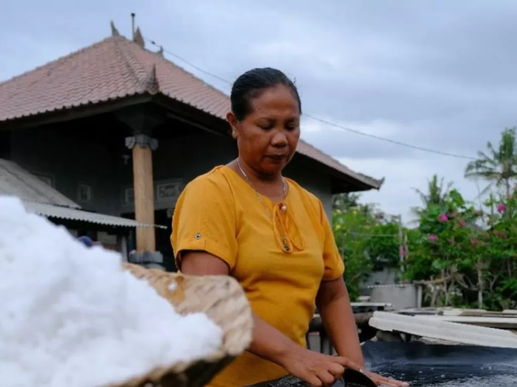  Salah satu petani garam di Desa Kusamba, Kabupaten Klungkung, Bali. Jumat (25/9/2020). ANTARA/HO-Humas PT Pertamina. (Photo/Antara/Ayu Khania Pranisitha/2020) 