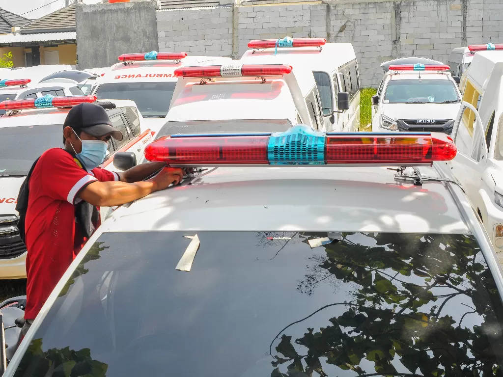 Pekerja menyelesaikan pemasangan lampu sirene mobil ambulans di Babelan, Kabupaten Bekasi, Jawa Barat, Jum'at (25/9/2020). ANTARA FOTO/ Fakhri Hermansyah