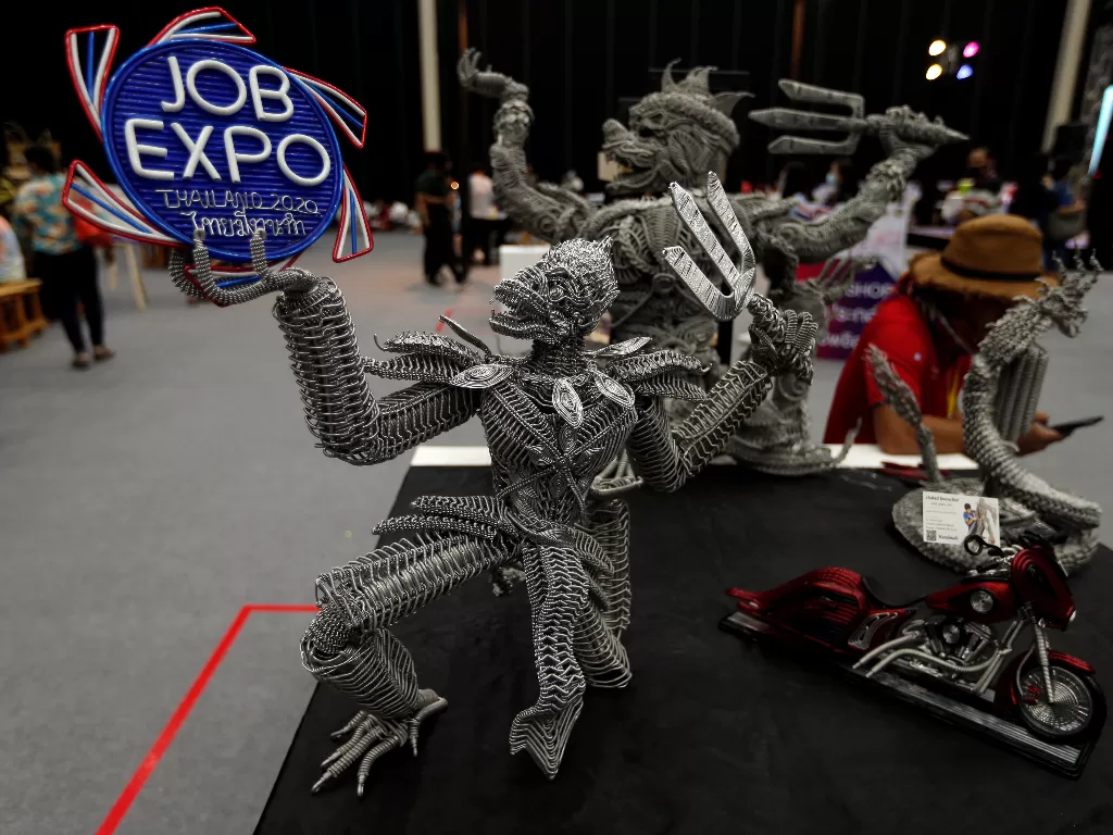 Sebuah patung mengiklankan Job Expo Thailand 2020 (REUTERS/Soe Zeya Tun)