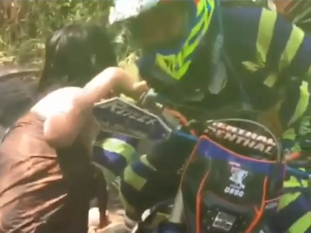 Wanita dilecehkan pemotor trail di desa wisata Malang. (Istimewa)