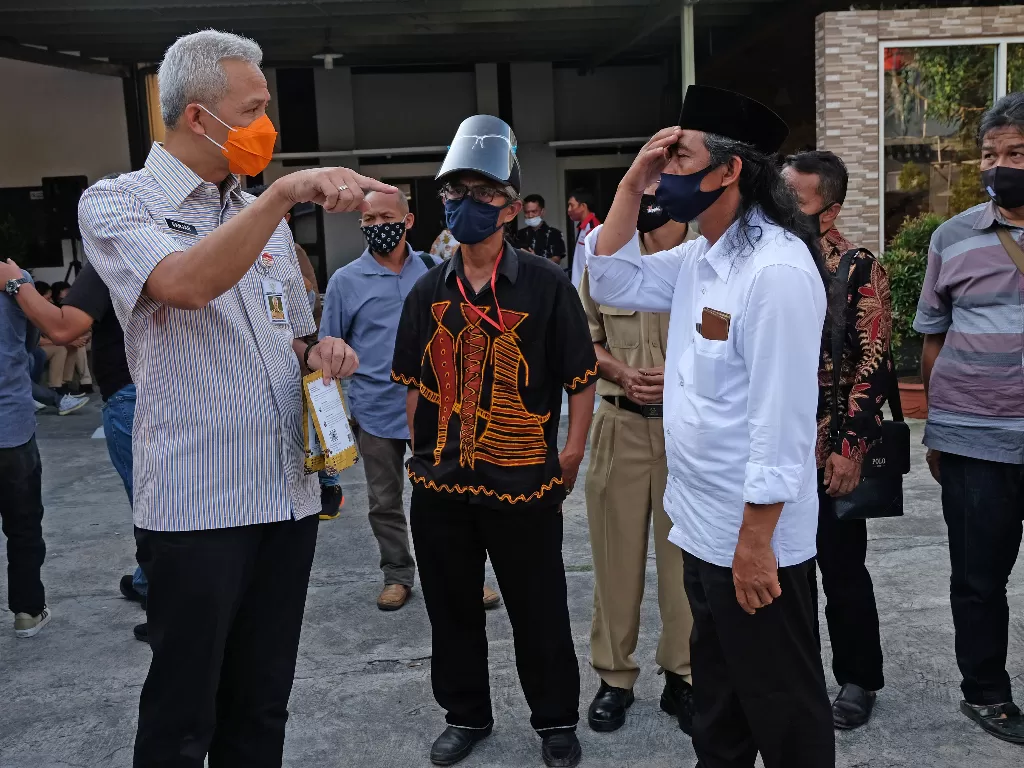 Gubernur Jawa Tengah Ganjar Pranowo (kiri) berdialog dengan sejumlah anggota APTI. (Photo/ANTARA FOTO/Anis Efizudin)