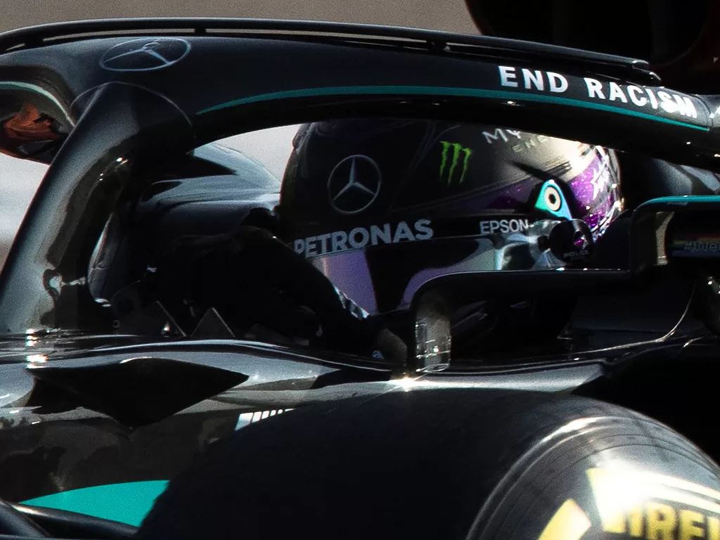 Lewis Hamilton dari Mercedes selama latihan (REUTERS/Pavel Golovkin)