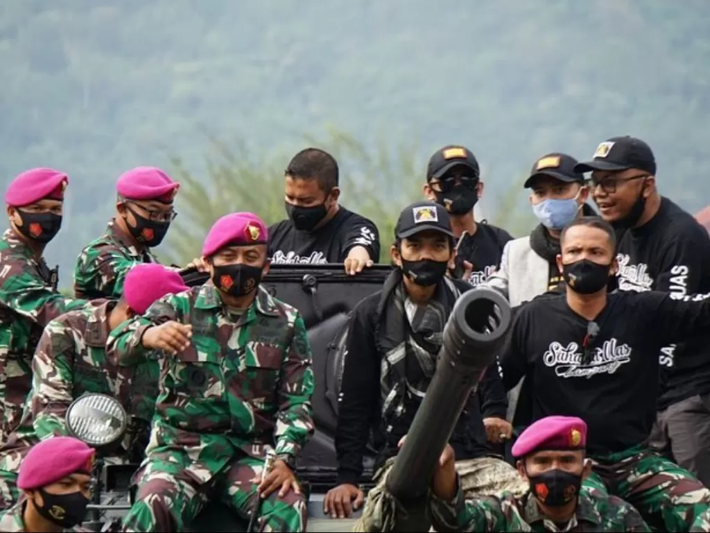 UAS bersama anggota Komando Brigade Infanteri 4 Marinir/Bs Lampung. (Instagram/UAS)