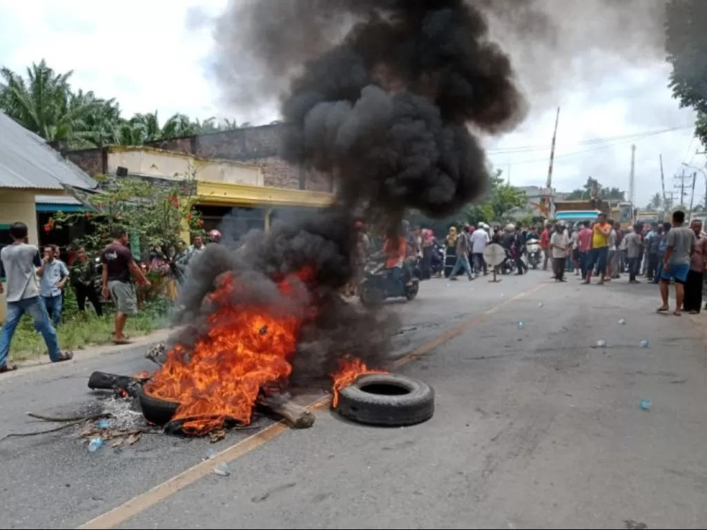 Ratusan warga Guntingsaga, Labuhanbatu Utara melakukan protes dengan memblokir Jalan Lintas Sumatera. (ANTARA/HO)