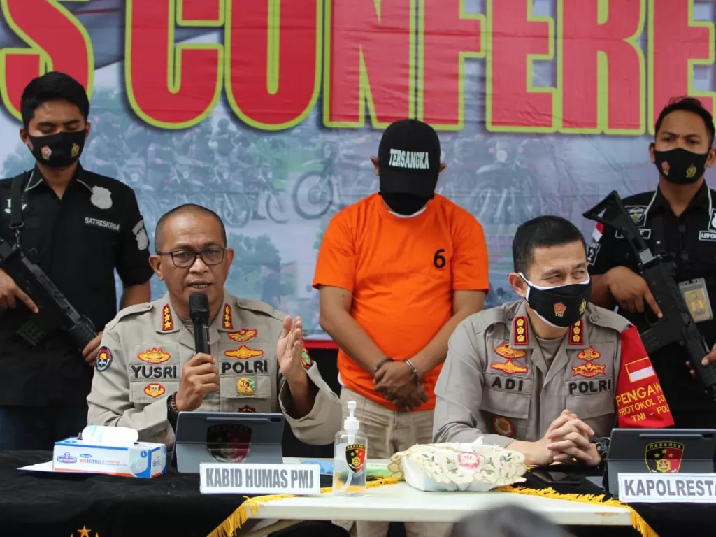 Konferensi pers kasus pelecehan dan pemerasan saat rapid test di Banadara Soekarno Hatta. (Dok. Humas Polda Metro Jaya)