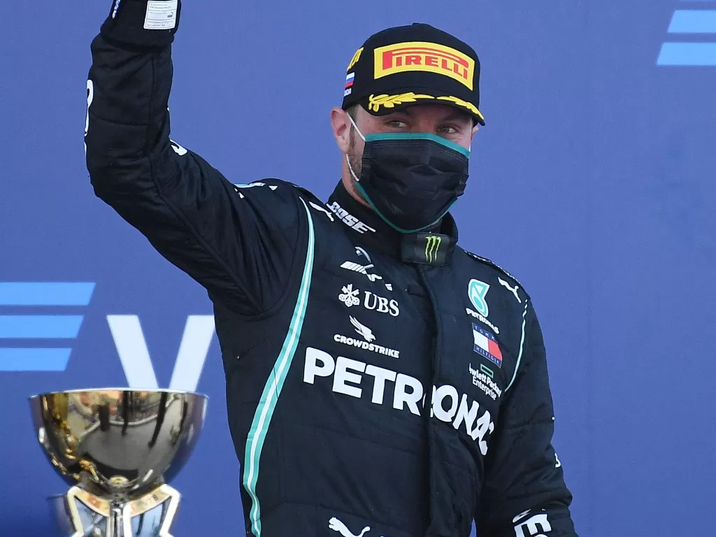 Valtteri Bottas dari Mercedes merayakan di podium setelah memenangkan perlombaan (REUTERS/Kirill Kudryavtsev)