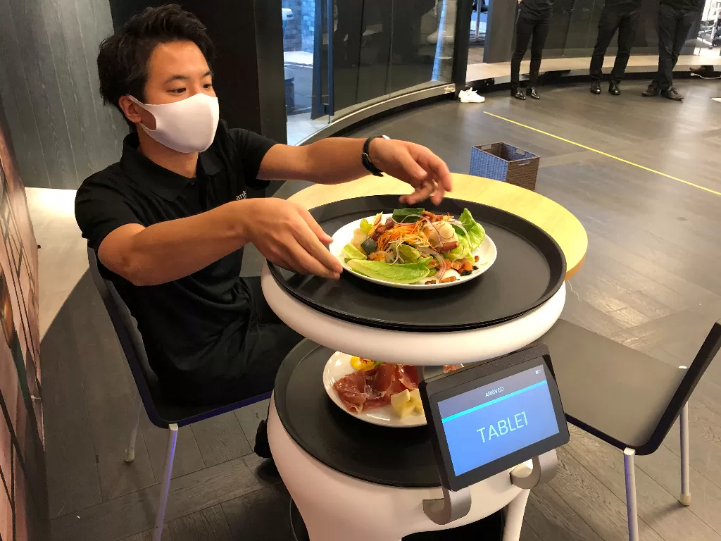 SoftBank's mendemonstrasikan robot layanan makanan Servi (REUTERS/Akira Tomoshige)