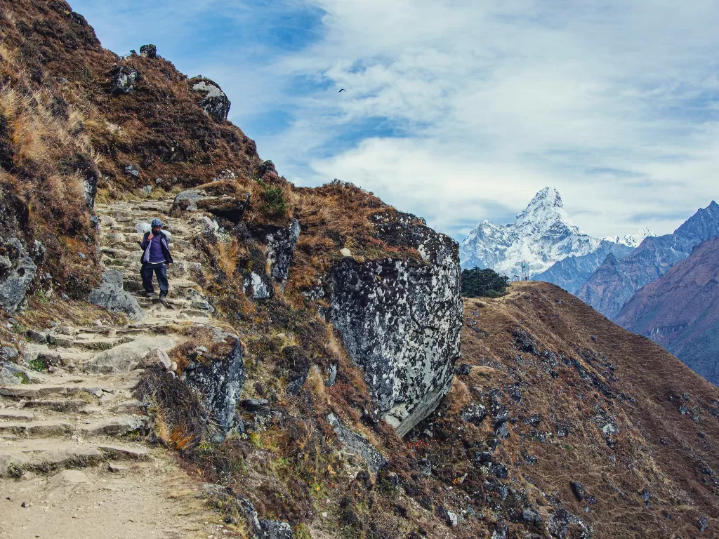 Ilustrasi perjalanan trekking Nepal. (Unsplash/@sylwiabartyzel)