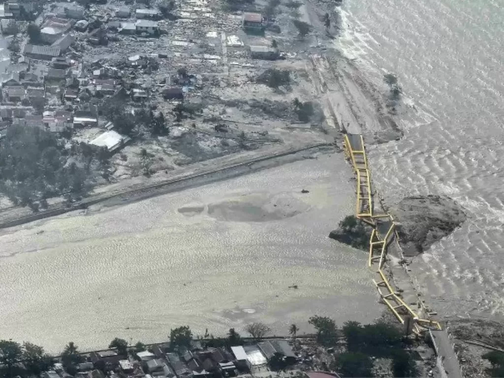 Ilustrasi - Jembatan kuning yang ambruk akibat gempa dan tsunami di Palu, Sulawesi Tengah, Sabtu (29/9/2018). (Photo/ANTARA FOTO/Muhammad Adimaja)