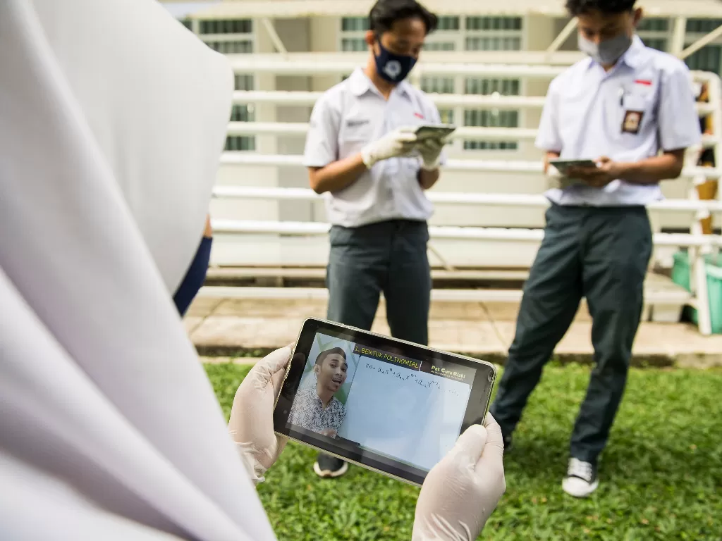 Sejumlah siswa belajar daring melalui gawai tablet seusai menerima bantuan kuota internet. (Foto: ANTARA/M Agung Rajasa)