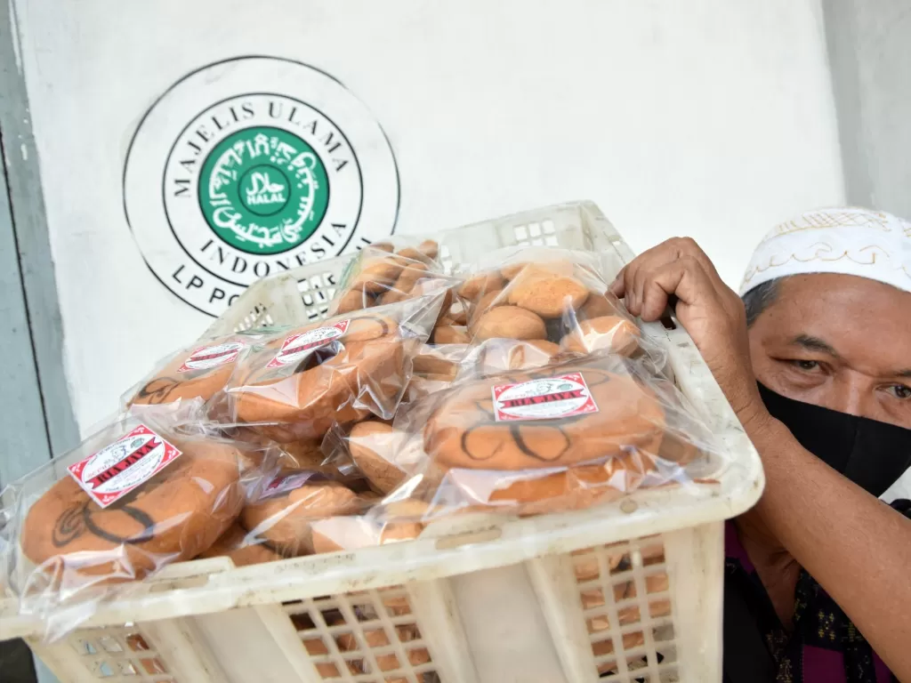 Ilustrasi - Pemilik industri rumah tangga Bolu Ria Jaya mengangkat kue yang sudah mendapat sertifikasi halal di Kota Pekanbaru, Riau, Kamis (27/8/2020). (Photo/ ANTARA FOTO/FB Anggoro)