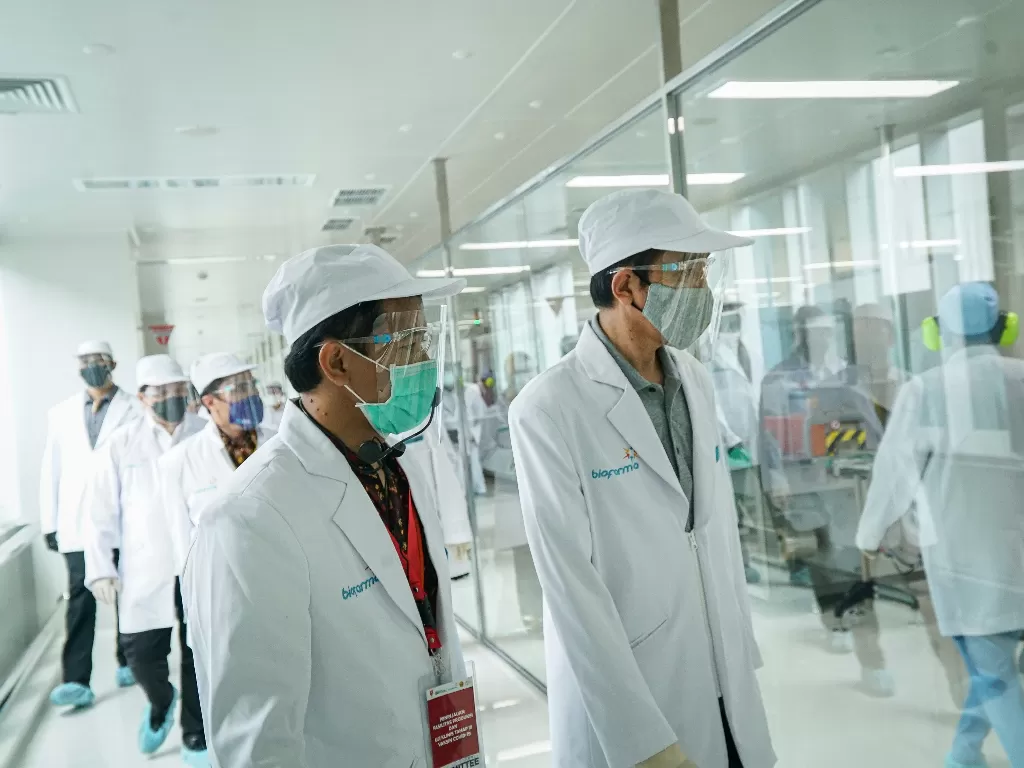 Presiden Joko Widodo (kanan) didampingi Kepala Divisi Produksi Farmasi Hikmat Alitamsar (kiri) meninjau fasilitas produksi gedung yang akan memproduksi vaksin. (Photo/ANTARA FOTO/Dok. PT Bio Farma)