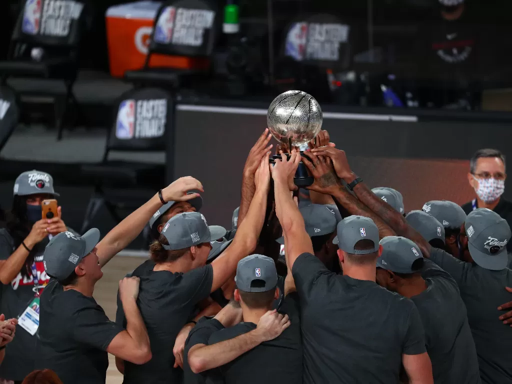 Pemain Miami Heat memegang trofi Kejuaraan Wilayah Timur setelah mengalahkan Boston Celtics (REUTERS/Kim Klement)