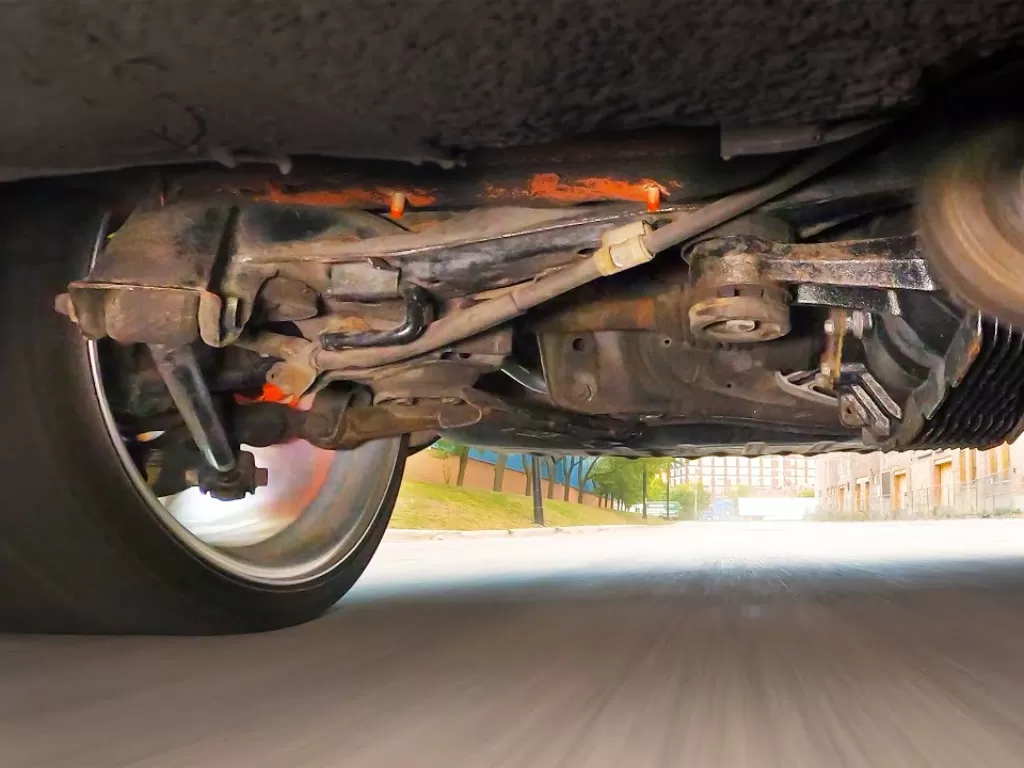 Bagian bawah mobil Toyota Supra saat melakukan drift (photo/YouTube/Warped Perception)