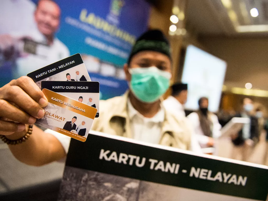 Calon Bupati Indramayu nomor urut satu Solihin menunjukan kartu Peduli Umat Melayani Rakyat (PUMR) saat peluncuran di Bandung, Jawa Barat, Senin (28/9/2020). ANTARA FOTO/M Agung Rajasa