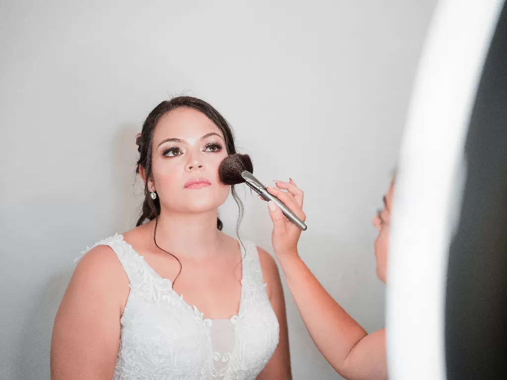 Ilustrasi makeup di hari pernikahan (Pexels/Cleyder Duque)