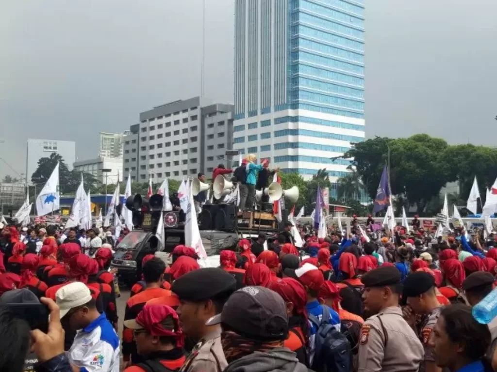   Para buruh berdemonstrasi di depan Gedung MPR DPR dan DPD Jakarta, Senin (20/1/2020). (Photo/ANTARA/Muhammad Zulfikar)